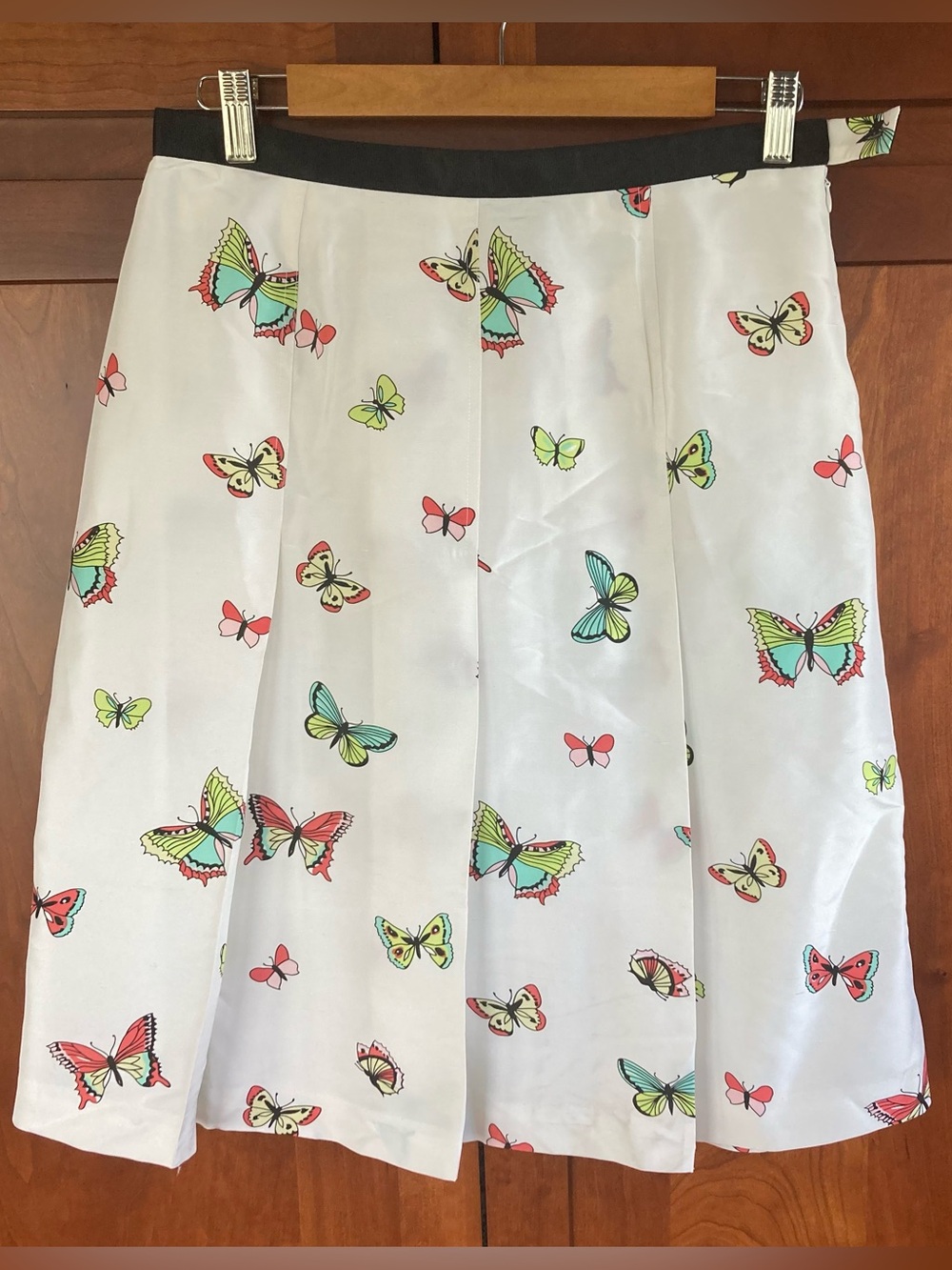 NWT Grace Elements 100% silk, pleated skirt. White with Butterfly Print. Size 8.